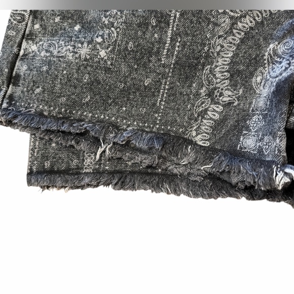 KanCan Paisley Print Denim Shorts Size 11 Black Acid Wash Edgy Western New - Picture 10 of 15